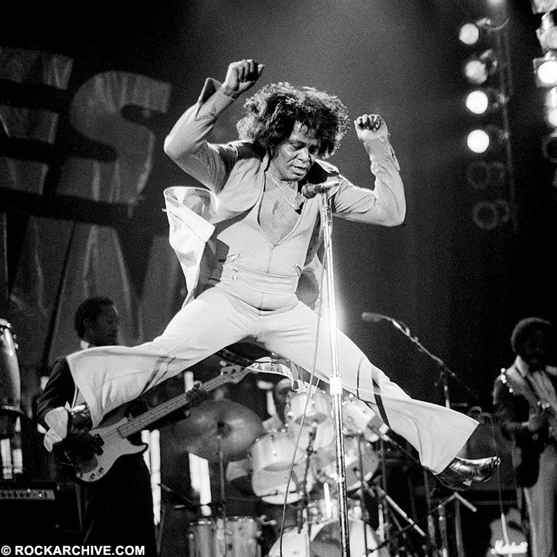 James Joseph Brown (Barnwell, Carolina del Sur, 3 de mayo de 1933-Atlanta, Georgia; 25 de diciembre de 2006) fue un cantante de soul y funk estadounidense. Progenitor de la música funk y una figura importante de la música y la danza del siglo XX, a menudo se le refiere por los apodos honoríficos Padrino del Soul, Sr. Dinamita y Hermano Soul n.º 1.